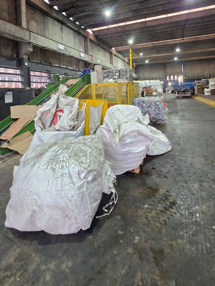 Galpão da CICLO com sacos e fardos de material separado para reciclagem